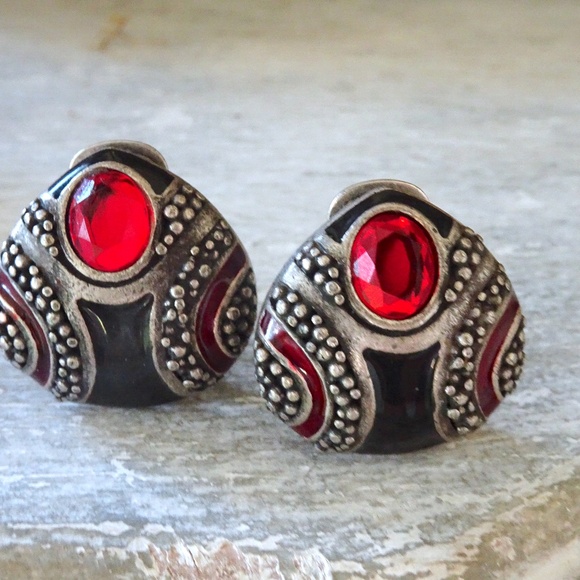 Vintage Clip On Silver Tone Shield Black & Ruby Red Jewel Statement Earrings - Picture 6 of 8